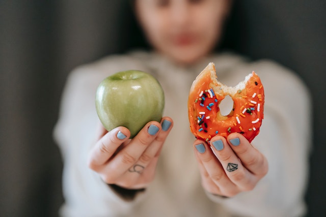 Entre uma maça e donuts, opte por não comer alimentos processados por desencadearem estados de ansiedade.