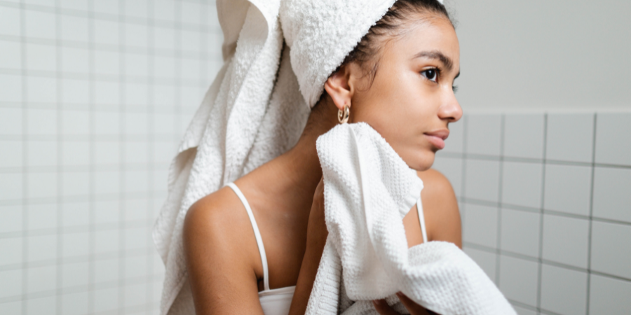 Limpeza diária da pele como parte da rotina de cuidados de pele