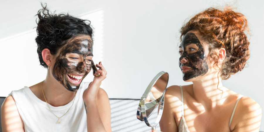 Aplicar máscaras faciais para cuidar da pele na primavera