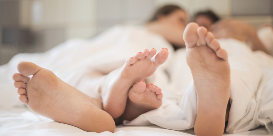 Casal na cama a desfrutar da intimidade após o parto